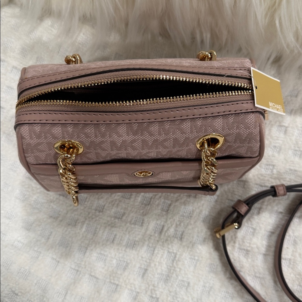 Michael Kors Blush Crossbody Bag with Gold Accents
NWT💃🏻 - Picture 5 of 9